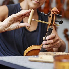 VD_esther-bornand-luthiere-portrait-©-david gagnebin debons.jpg
