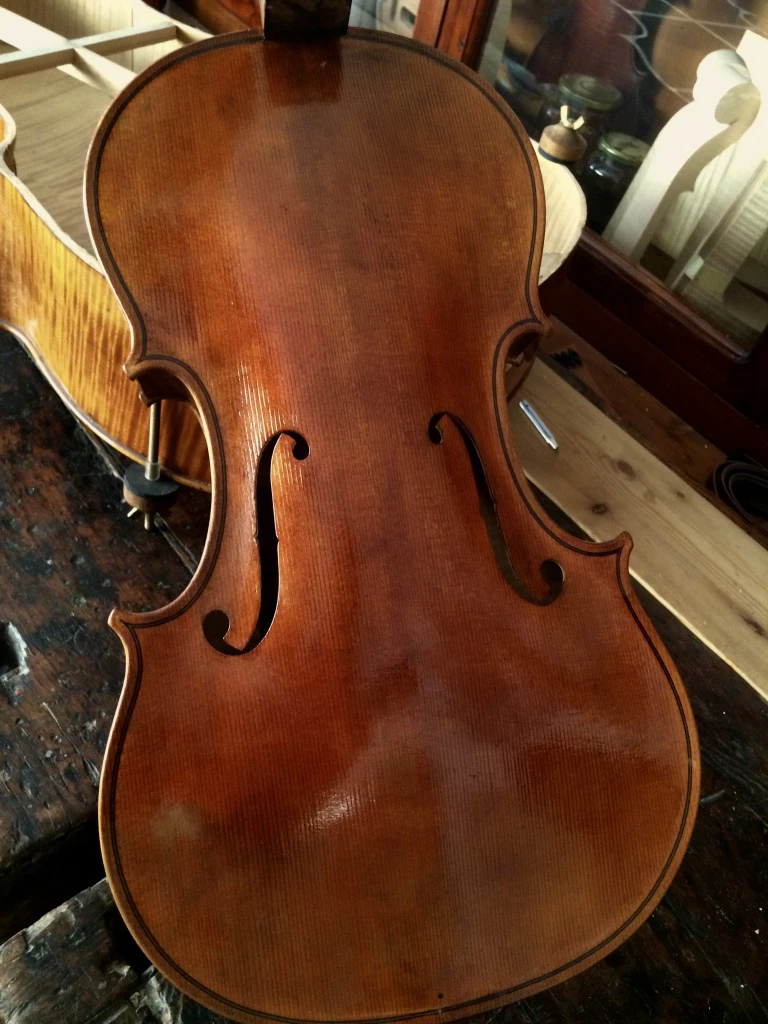 TI_christian-guidetti-luthier-en-cours.jpg