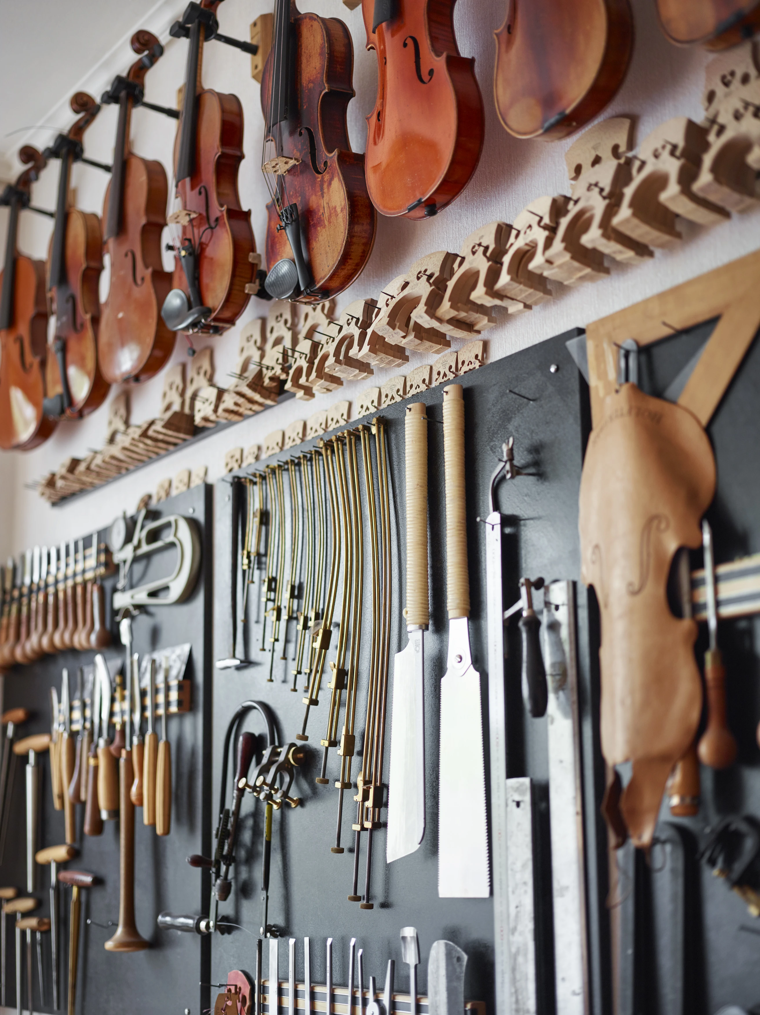 VD-esther-bornand-luthiere-atelier©-davidgagnebindebons.jpg