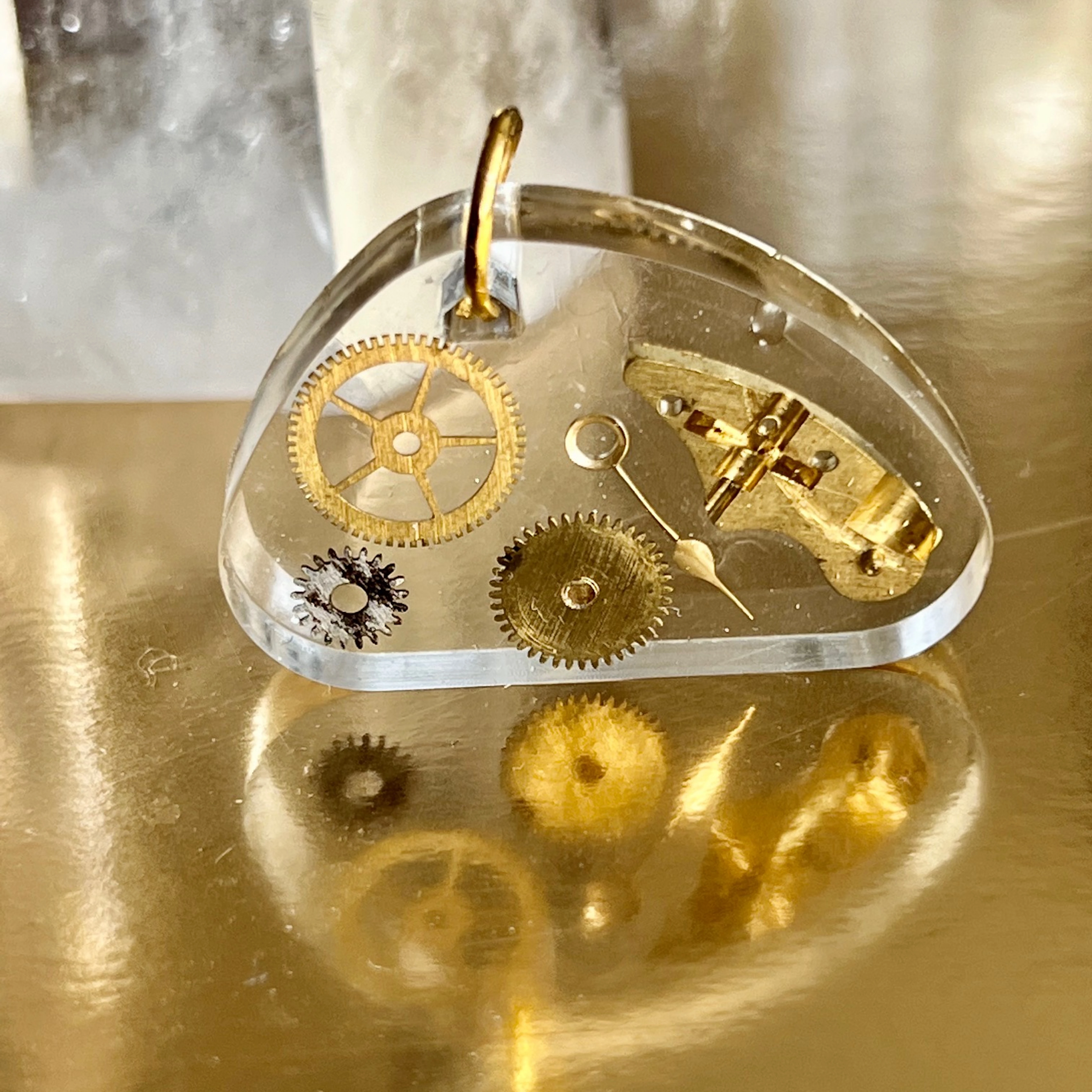 VD-mercedes-lamborelle-bijou-pendentif-resine-2.jpg