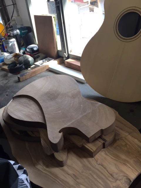 VD_adrien-roldan-facteur-guitare-visite-thierry-hogan.jpg