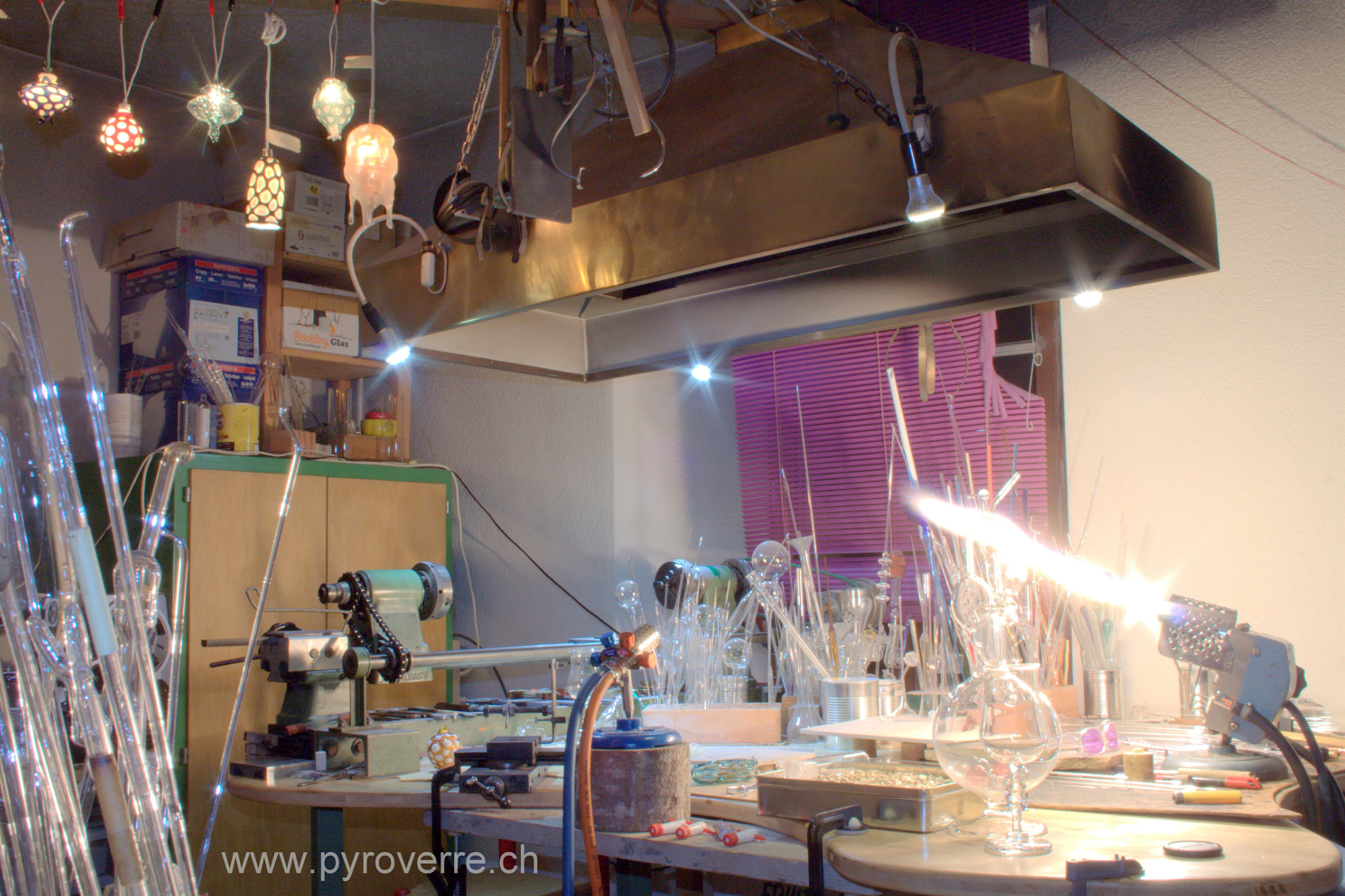 VS_christophe-huguenin-souffleur-de-verre-atelier.jpg