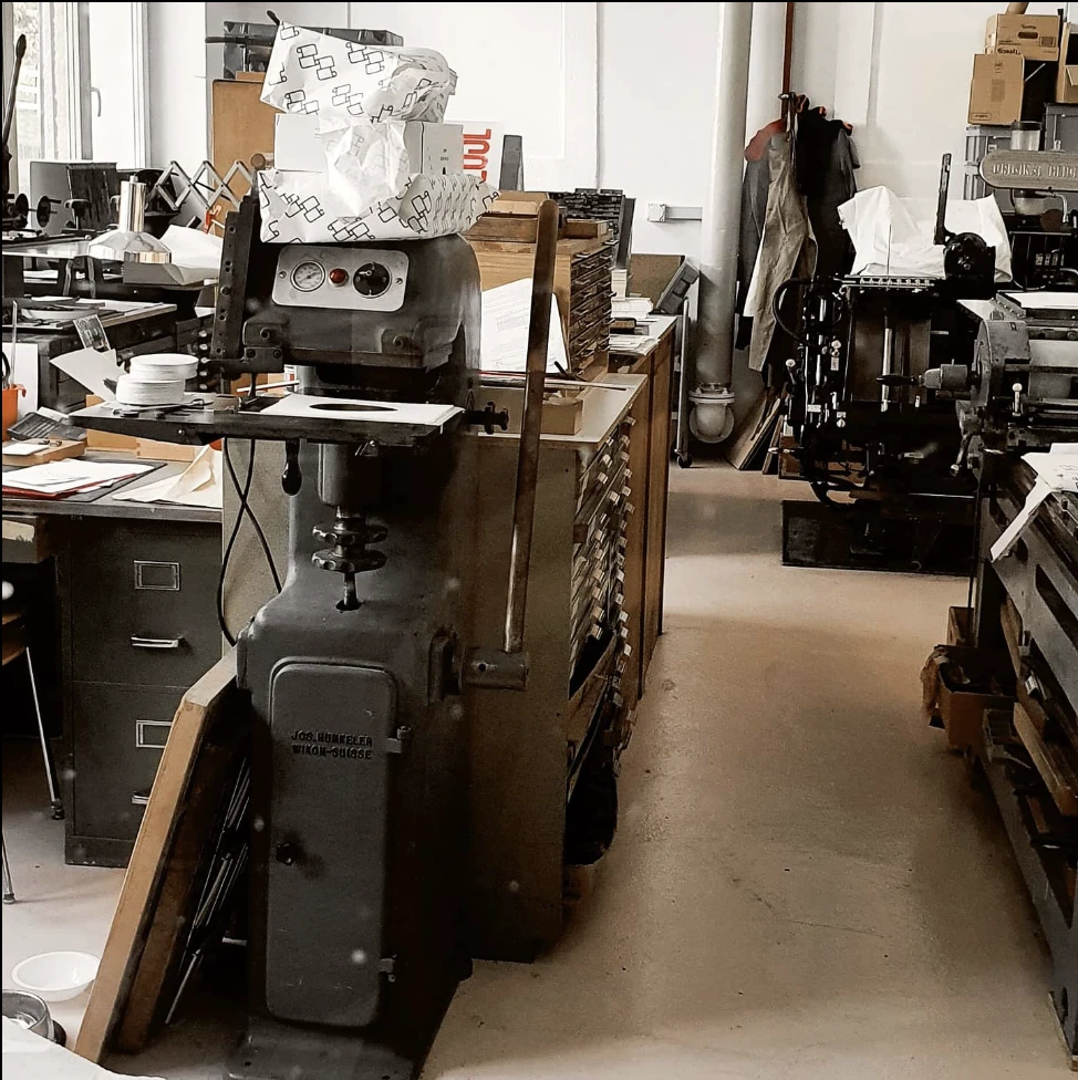 JU_monica-jaggli_imprimeuse-letter-press_typographe_ASMA_Metiers-d-Art_jema24_Atelier.png