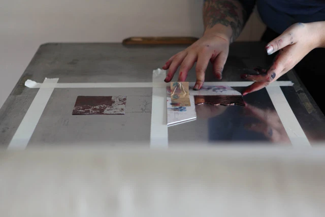 GE_Anna Leckie_Graveuse_Taille-doucier_Credit photo©Manon Preti_ASMA_Metiers-dart_Travail.jpeg