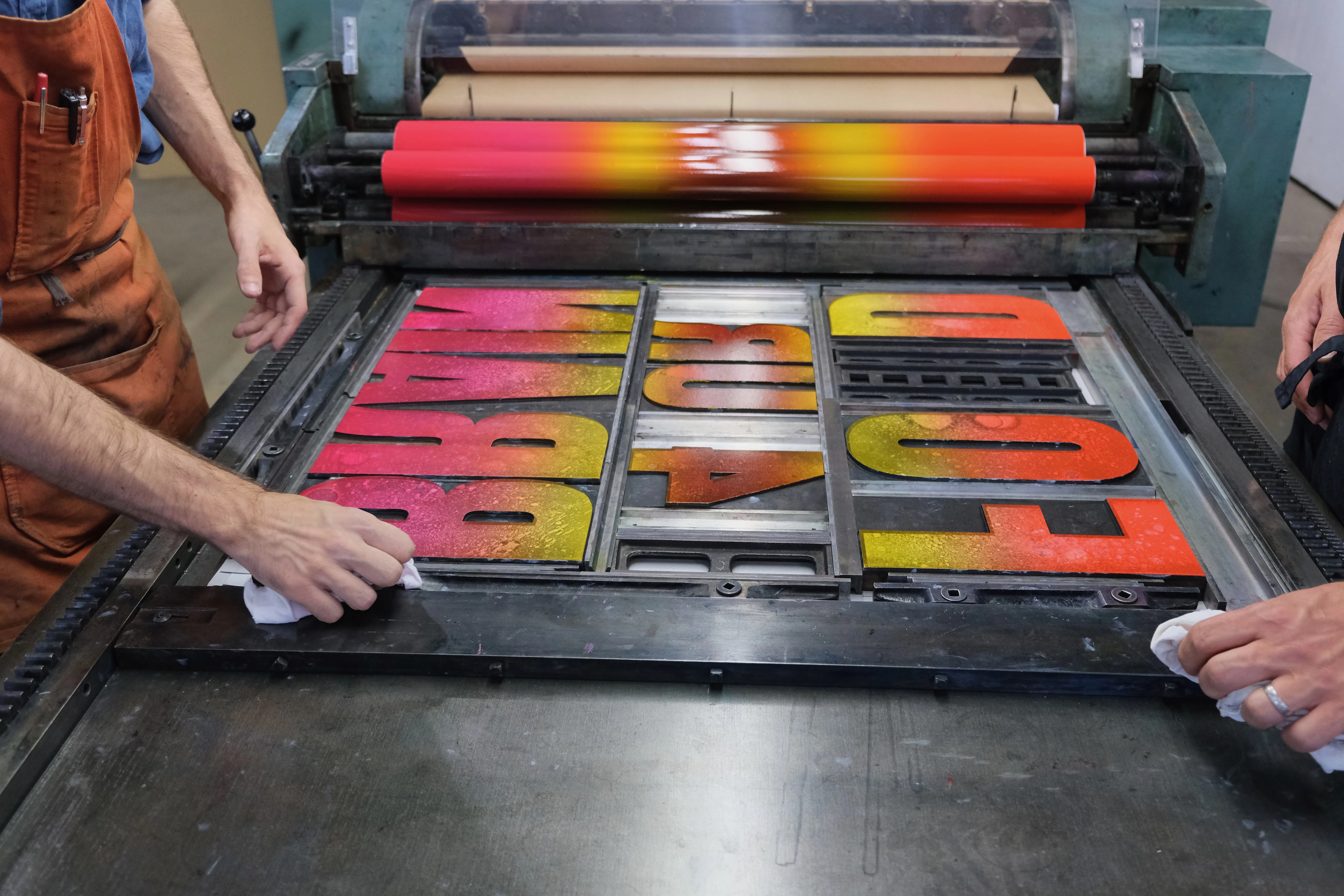 BE-Officina-Helvetica-impression-art-Plakatdruck während dem Druckmarkt Magenta