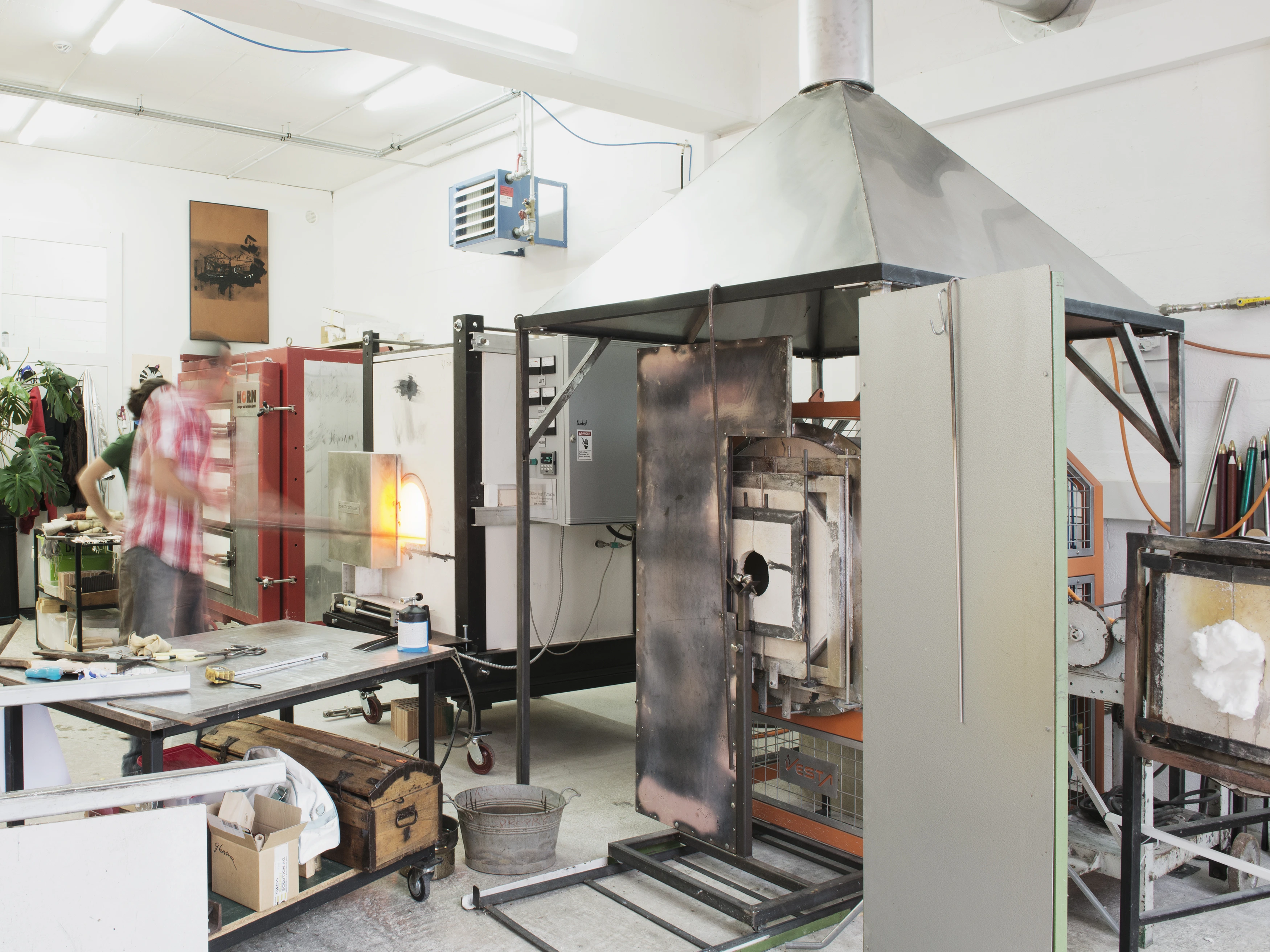 VD_valerie-deroquemaurel-souffleuse-verre-atelier-©-catherine leutenegger.jpg