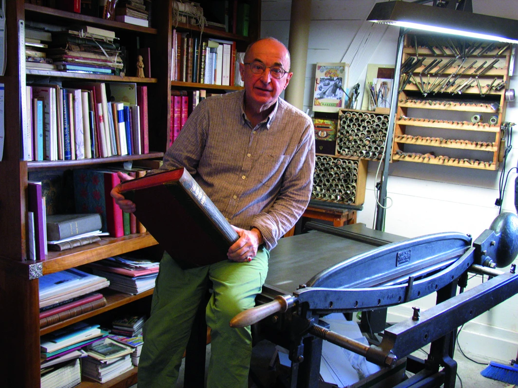 GE_michel_magnin_restaurateur_livres_relieur_atelier.jpg