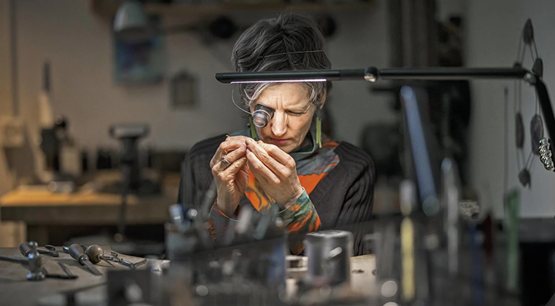 VD_ASMA_Ilona-Schwippel_Bijoutier_Metiers-d-Art_Photo Valentin Flauraud_Travail.jpeg