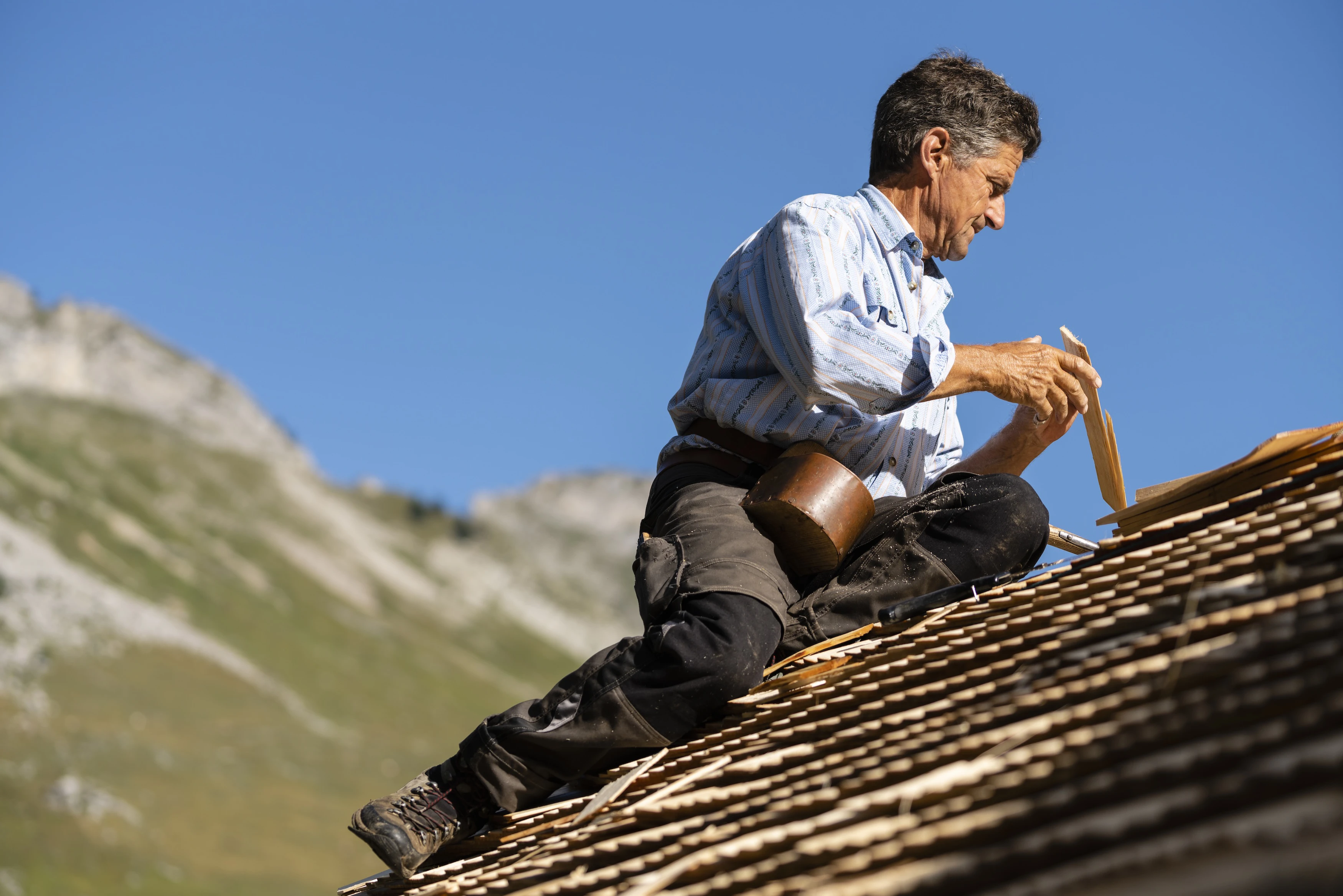 VD_Hervé Schopfer_Tavillonneur_Metiers-d-art_ASMA_Travail.jpg