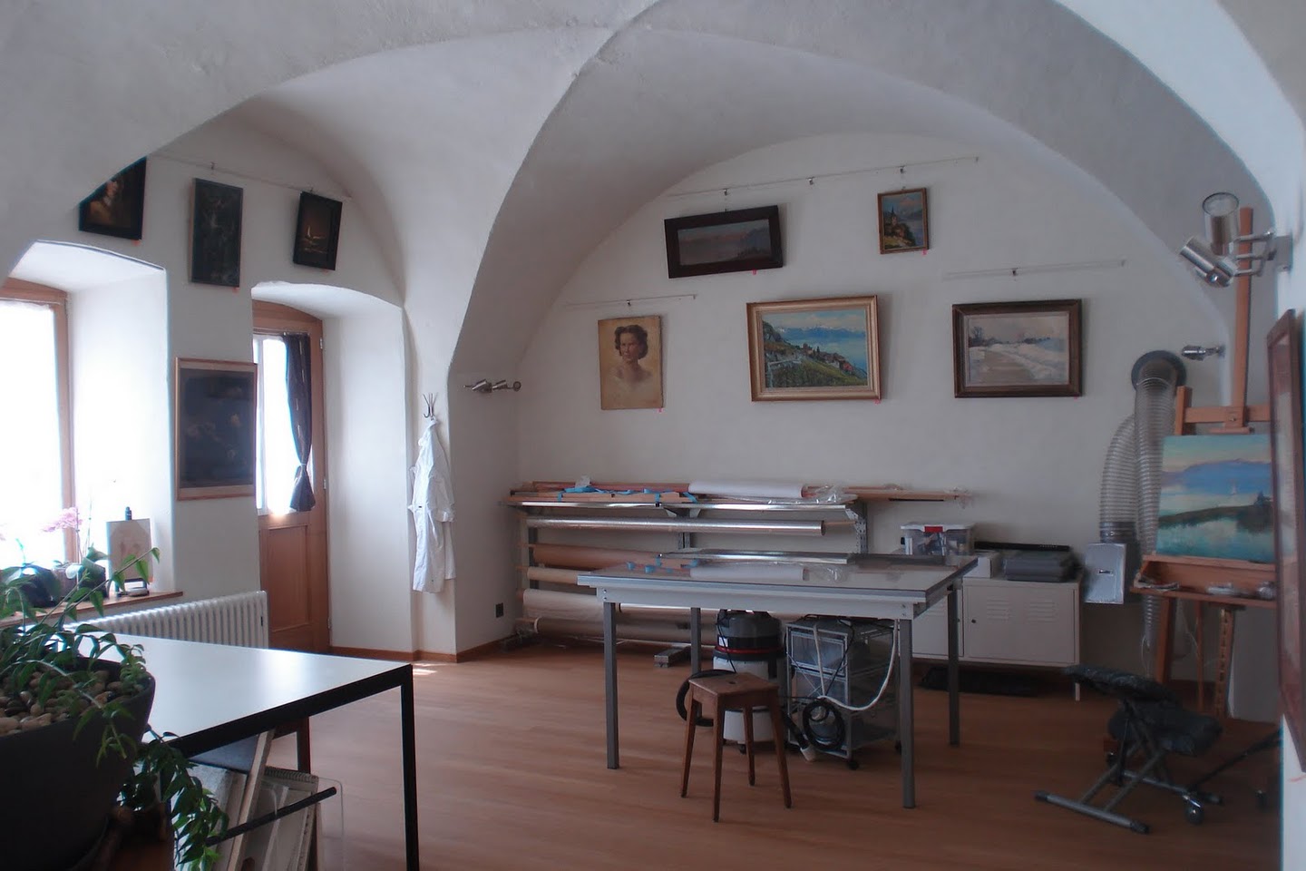 VD_laure-schaffert-perakis-restauratrice-tableau-atelier.jpg