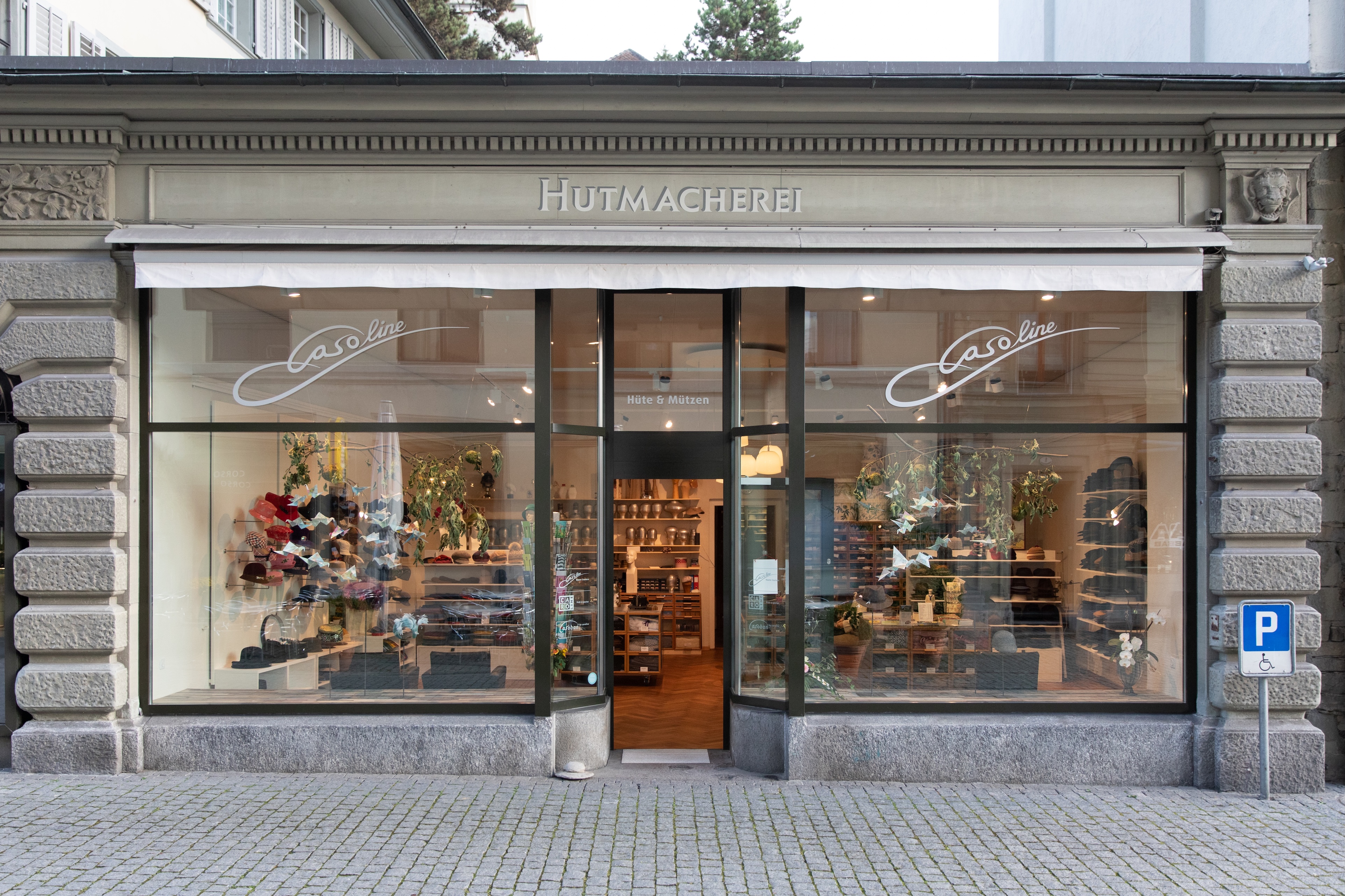 LU-Caroline-Felber-modiste-vitrine