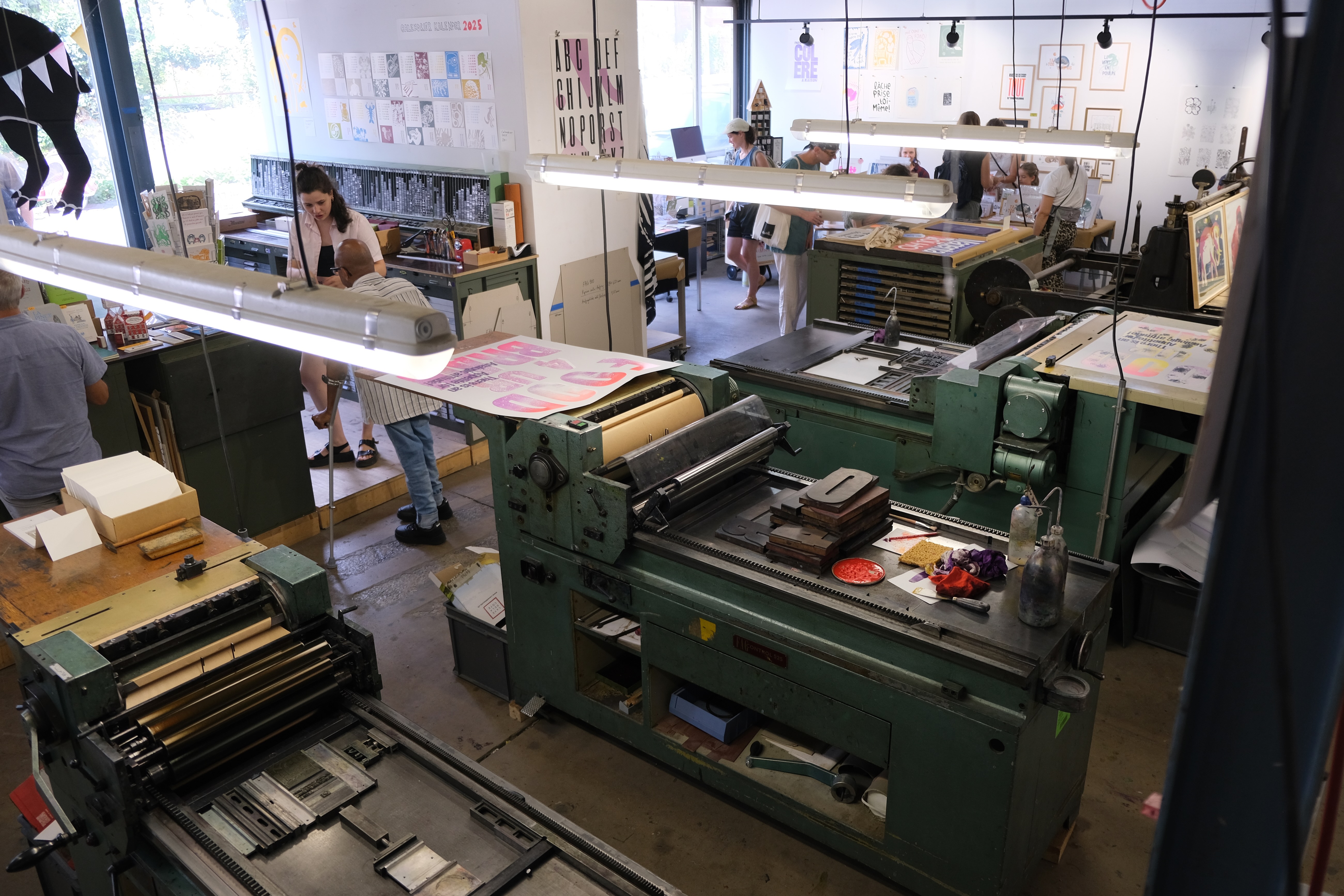 BE-Officina-Helvetica-impression-art-Druckmarkt Magenta