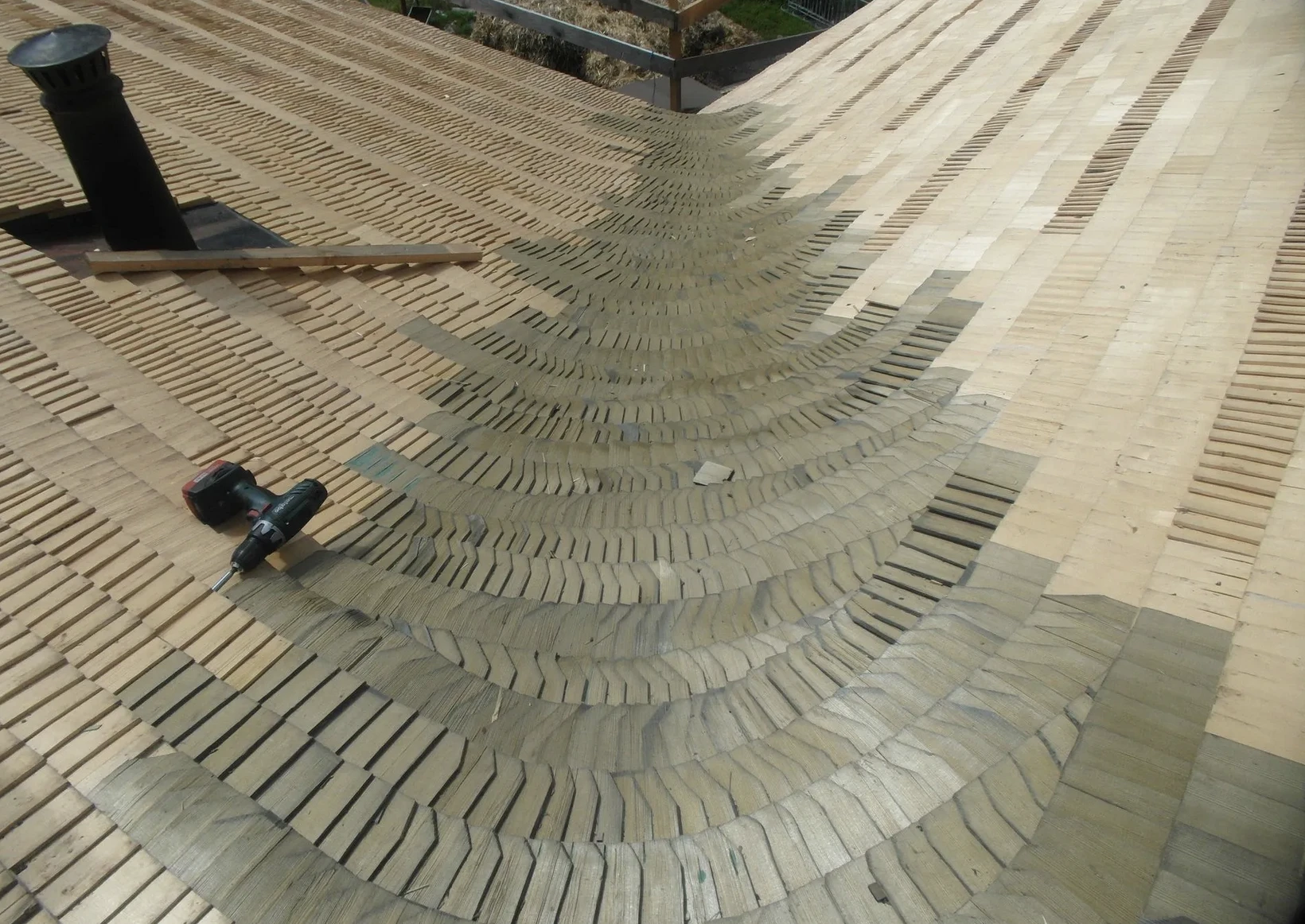 VD_Hervé Schopfer_Tavillonneur_Metiers-d-art_ASMA_Pose.png