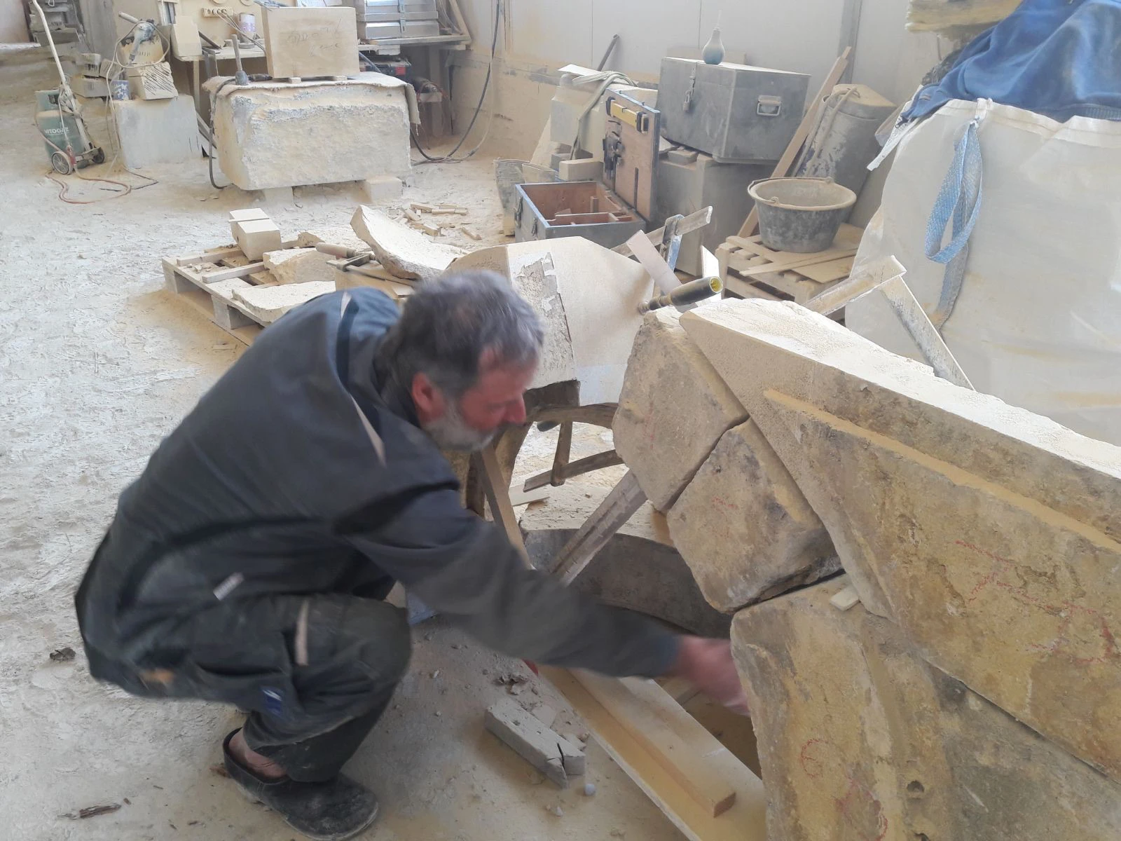 VD_luc-chappuis-tailleur-pierre-atelier.jpg