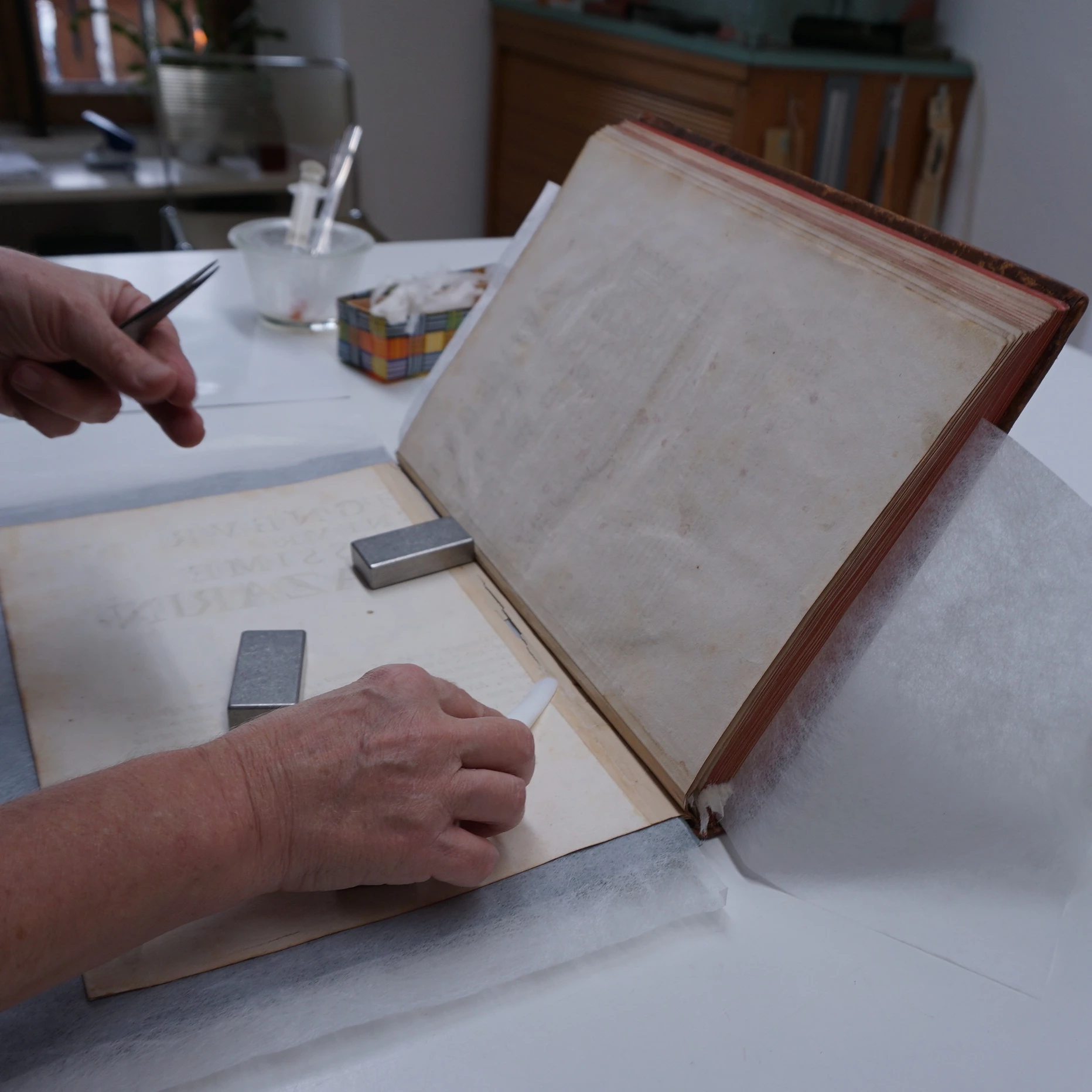 VD-chantal-karli-restauration-documents-geste-carre.jpg