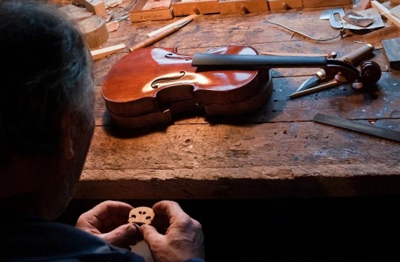 VD_Hans Martin Bader_Luthier_ASMA_Photo Patrick Dutoit_Vignette.png